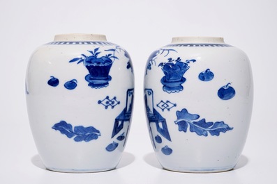 A pair Chinese blue and white ginger jars and three various blue and white floral plates, 18/19th C.