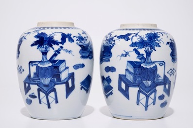 A pair Chinese blue and white ginger jars and three various blue and white floral plates, 18/19th C.