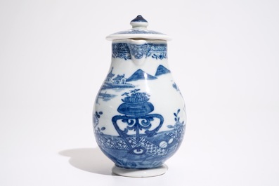Un pot &agrave; lait en porcelaine de Chine bleu et blanc, Qianlong
