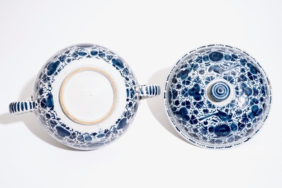 Un grand bouillon et son couvercle en fa&iuml;ence de Delft bleu et blanc, 18&egrave;me