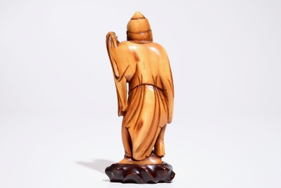 Un mod&egrave;le d'un sage portant une th&eacute;i&egrave;re en ivoire sculpt&eacute;, Chine, 18&egrave;me