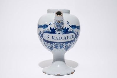 Een blauw-witte Delftse siroopkan "E5:Rad:Aper:", 18e eeuw