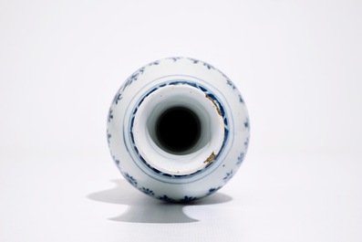 Un vase en fa&iuml;ence de Delft aux rinceaux de pivoines de style Ming, fin du 17&egrave;me