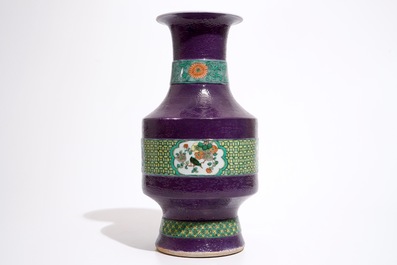 Un vase en porcelaine de Chine &agrave; d&eacute;cor incis&eacute; de dragons sur fond pourpre, 19/20&egrave;me