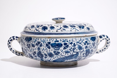 Un bouillon et son couvercle en fa&iuml;ence de Delft bleu et blanc, d&eacute;but du 18&egrave;me