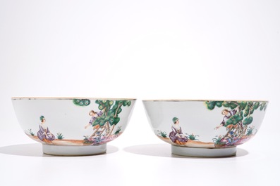Een paar Chinese famille rose kommen met kersenplukkers, Qianlong