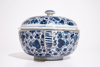 Un grand bouillon et son couvercle en fa&iuml;ence de Delft bleu et blanc, 18&egrave;me