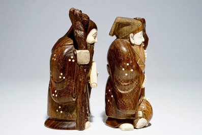 Une paire d'okimonos en bois et ivoire, Japon, Meiji, sign&eacute;