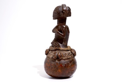 Een vrouwelijke Luba figuur op kalebas, D.R. Congo, midden 20e eeuw