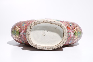 Une gourde en porcelaine de Chine famille rose, 19/20&egrave;me