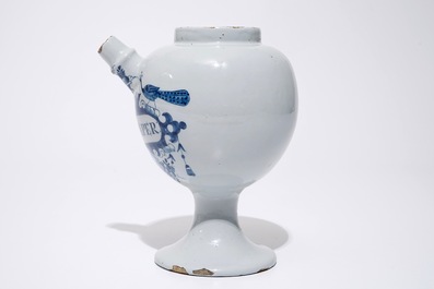 Een blauw-witte Delftse siroopkan "E5:Rad:Aper:", 18e eeuw