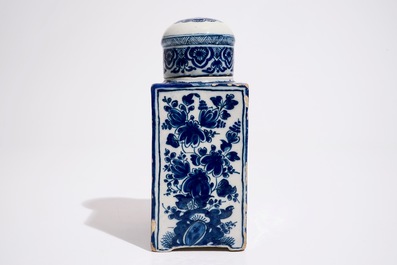 Une grande bo&icirc;te &agrave; th&eacute; et son couvercle en fa&iuml;ence de Delft bleu et blanc, vers 1700