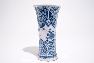 Een blauw-witte Delftse bekervaas met chinoiseriedecor, eind 17e eeuw