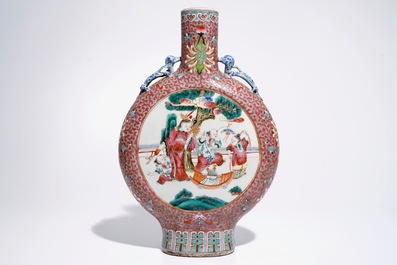 Une gourde en porcelaine de Chine famille rose, 19/20&egrave;me