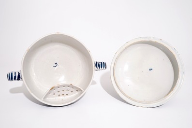 Un grand bouillon et son couvercle en fa&iuml;ence de Delft bleu et blanc, 18&egrave;me