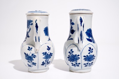 Twee Chinese blauw-witte dekselkannen met "Lange Lijzen" decor, Kangxi