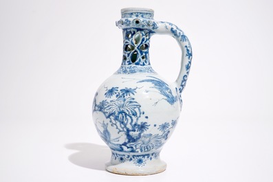 Un pichet trompeur en fa&iuml;ence de Delft bleu et blanc &agrave; d&eacute;cor chinoiserie, fin du 17&egrave;me