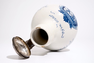 Un pichet d'inscription orangiste en fa&iuml;ence de Delft bleu et blanc aux armes de Guillaume III, 17&egrave;me