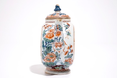 Une th&eacute;i&egrave;re en fa&iuml;ence de Delft en palette cachemire, d&eacute;but du 18&egrave;me