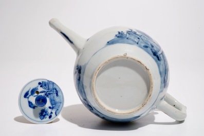 Une th&eacute;i&egrave;re en porcelaine de Chine bleu et blanc &agrave; d&eacute;cor d'un paysage, Qianlong