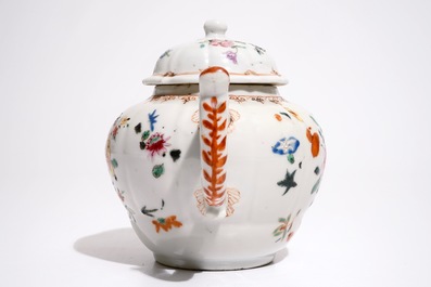 Une th&eacute;i&egrave;re en porcelaine de Chine famille rose, Qianlong