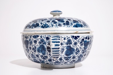 Un grand bouillon et son couvercle en fa&iuml;ence de Delft bleu et blanc, 18&egrave;me