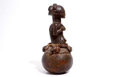 Een vrouwelijke Luba figuur op kalebas, D.R. Congo, midden 20e eeuw