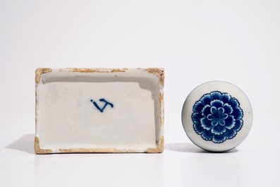 Une grande bo&icirc;te &agrave; th&eacute; et son couvercle en fa&iuml;ence de Delft bleu et blanc, vers 1700