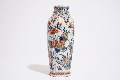 Un vase godronn&eacute; en fa&iuml;ence de Delft en palette cachemire, vers 1700