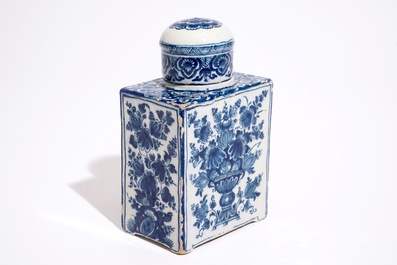 Une grande bo&icirc;te &agrave; th&eacute; et son couvercle en fa&iuml;ence de Delft bleu et blanc, vers 1700