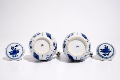 Twee Chinese blauw-witte dekselkannen met "Lange Lijzen" decor, Kangxi