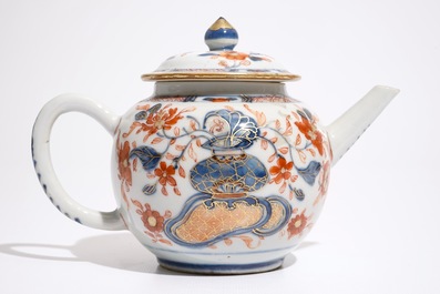 Une th&eacute;i&egrave;re et son couvercle en porcelaine de Chine Imari, Qianlong