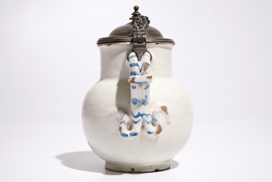 Un pichet en majolique italienne de style compendario &agrave; d&eacute;cor d'un putto, Faenza, 17&egrave;me