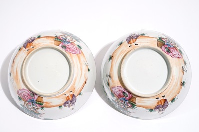 Een paar Chinese famille rose kommen met kersenplukkers, Qianlong