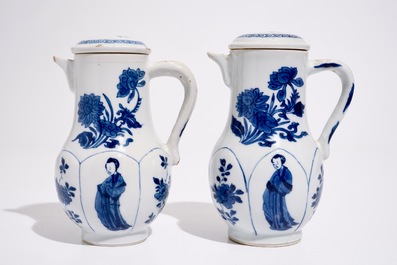 Twee Chinese blauw-witte dekselkannen met "Lange Lijzen" decor, Kangxi