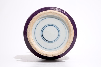 Un vase en porcelaine de Chine &agrave; d&eacute;cor incis&eacute; de dragons sur fond pourpre, 19/20&egrave;me