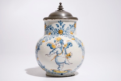 Un pichet en majolique italienne de style compendario &agrave; d&eacute;cor d'un putto, Faenza, 17&egrave;me