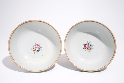 Een paar Chinese famille rose kommen met kersenplukkers, Qianlong