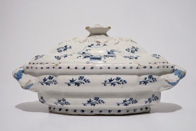 Une terrine et son couvercle en fa&iuml;ence de Bruxelles &agrave; d&eacute;cor &ldquo;La Haie Fleurie&rdquo; en bleu et blanc, 18&egrave;me