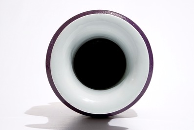 Un vase en porcelaine de Chine &agrave; d&eacute;cor incis&eacute; de dragons sur fond pourpre, 19/20&egrave;me