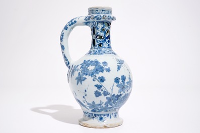 Un pichet trompeur en fa&iuml;ence de Delft bleu et blanc &agrave; d&eacute;cor chinoiserie, fin du 17&egrave;me