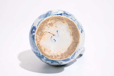 Un pichet trompeur en fa&iuml;ence de Delft bleu et blanc &agrave; d&eacute;cor chinoiserie, fin du 17&egrave;me