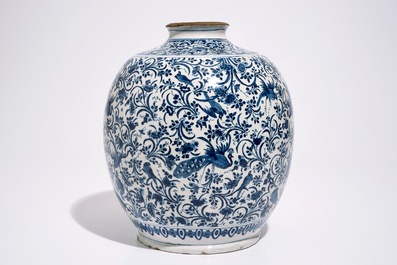 Un vase en fa&iuml;ence de Delft aux paons parmi rinceaux de fleurs, 17&egrave;me