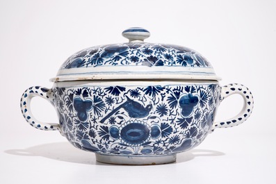 Un grand bouillon et son couvercle en fa&iuml;ence de Delft bleu et blanc, 18&egrave;me