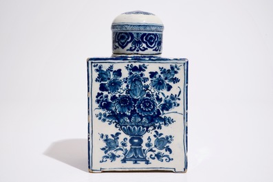 Une grande bo&icirc;te &agrave; th&eacute; et son couvercle en fa&iuml;ence de Delft bleu et blanc, vers 1700