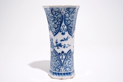 Een blauw-witte Delftse bekervaas met chinoiseriedecor, eind 17e eeuw