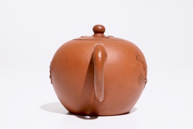 Une th&eacute;i&egrave;re et son couvercle en gr&egrave;s de Yixing, Chine, Kangxi