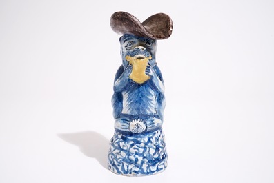 Une verseuse &agrave; lait en forme d'un singe en fa&iuml;ence de Delft polychrome, 19&egrave;me