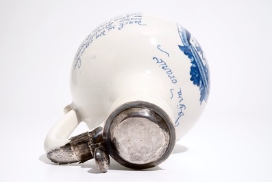 Un pichet d'inscription orangiste en fa&iuml;ence de Delft bleu et blanc aux armes de Guillaume III, 17&egrave;me