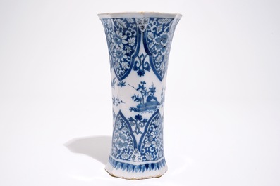 Een blauw-witte Delftse bekervaas met chinoiseriedecor, eind 17e eeuw